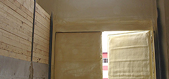 Нанесение полиуретана на внутренние стены дома